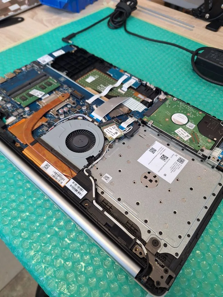 Notebook HP aperto durante la sostituzione della batteria interna
