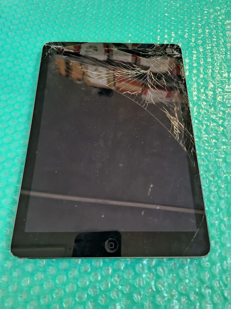 Tablet con vetro e display danneggiati prima della riparazione