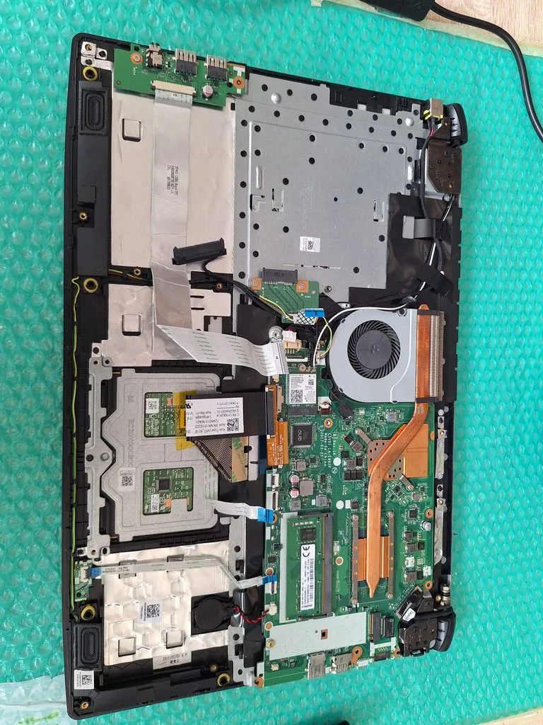 Componenti interni di un notebook aperto per la diagnosi hardware