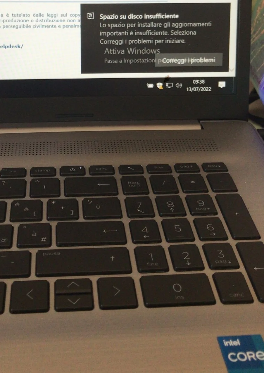 Notebook Windows con avviso spazio su disco insufficiente